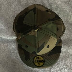 Men’s New Era fitted cap.